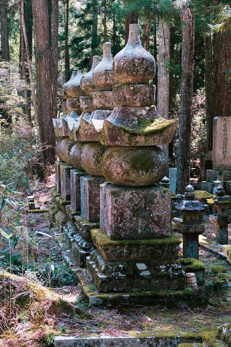 A Corinto, a statue that represents the five elements of the Japanese philosophy: earth, water, fire, wind, void.